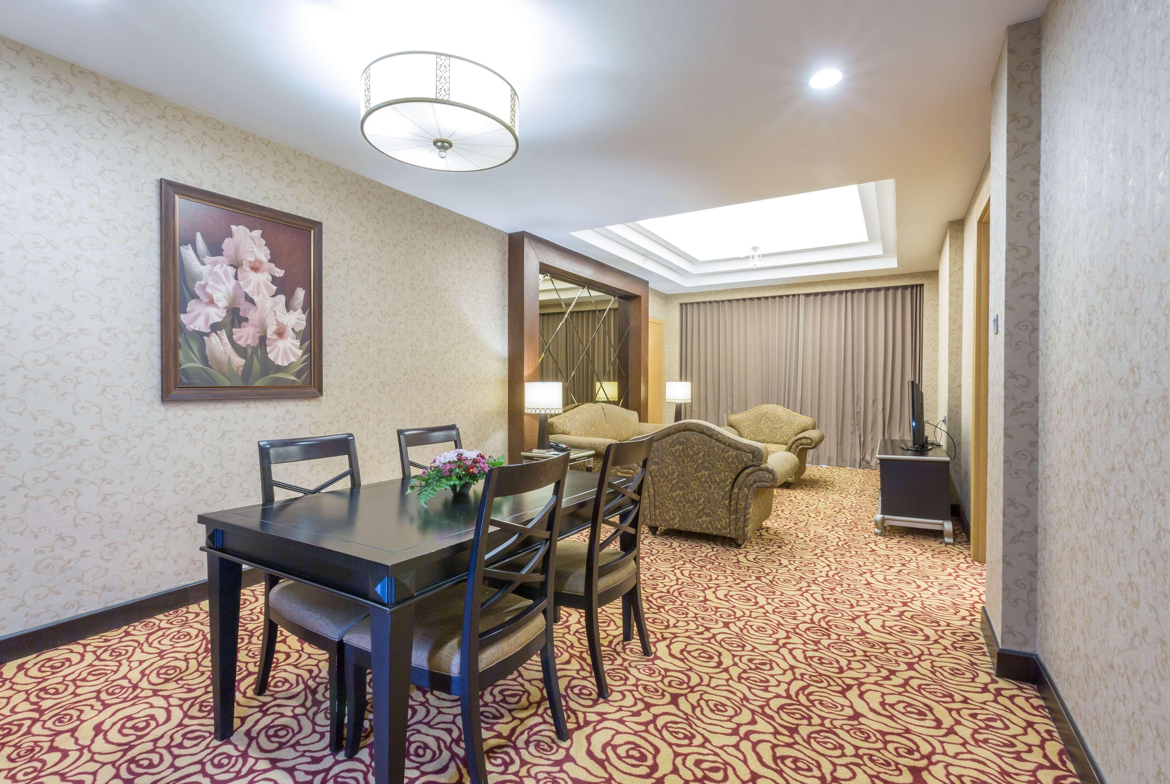 วินด์แฮม สุราบายา ซิต้ เซ็นเตอร์ Hotel ภายนอก รูปภาพ