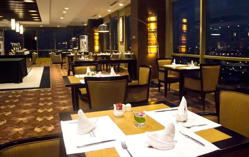 วินด์แฮม สุราบายา ซิต้ เซ็นเตอร์ Hotel ภายนอก รูปภาพ